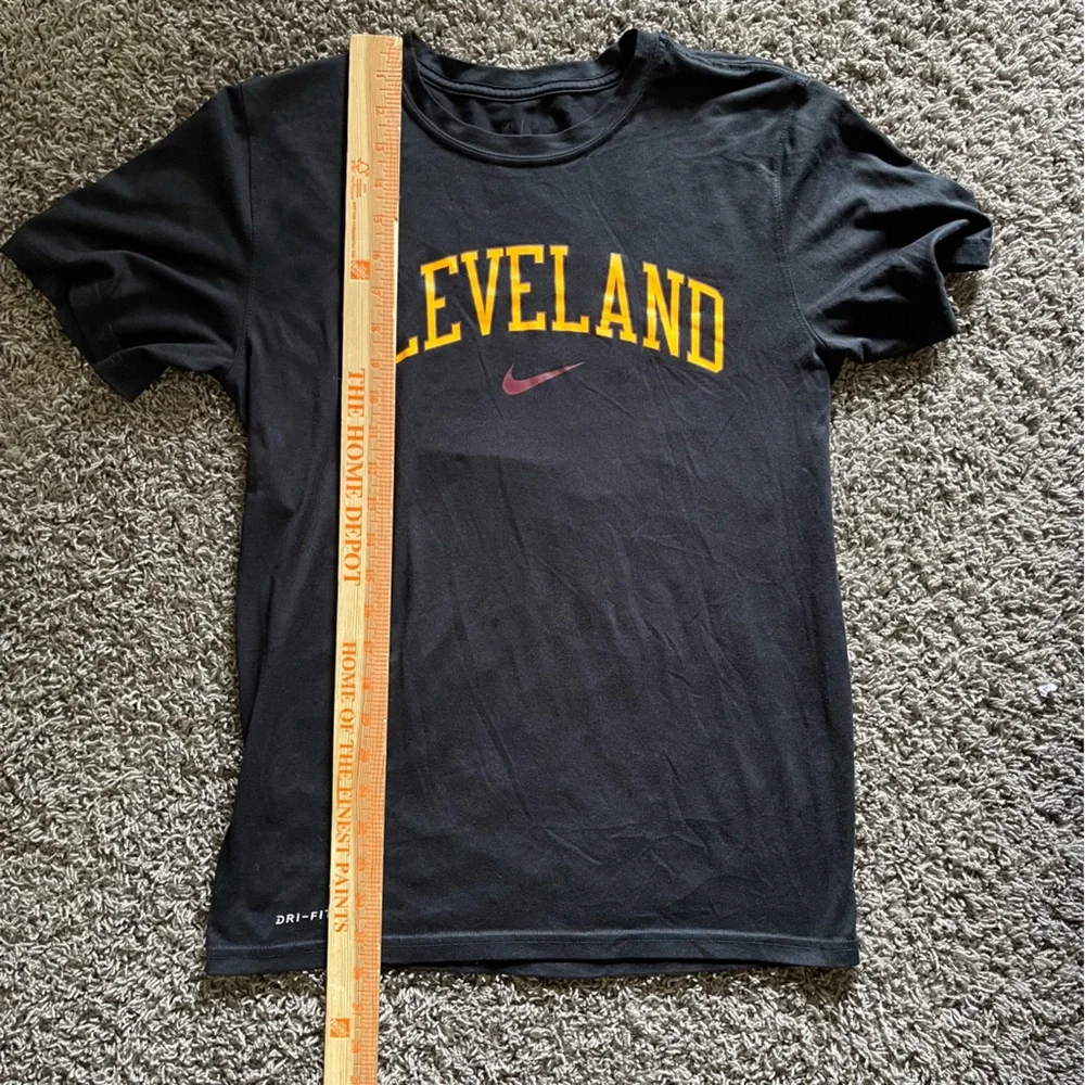 Nike Dri-Fit Cleveland Cavaliers T-Shirt Womens Small NBA Black Gold Arch Tee